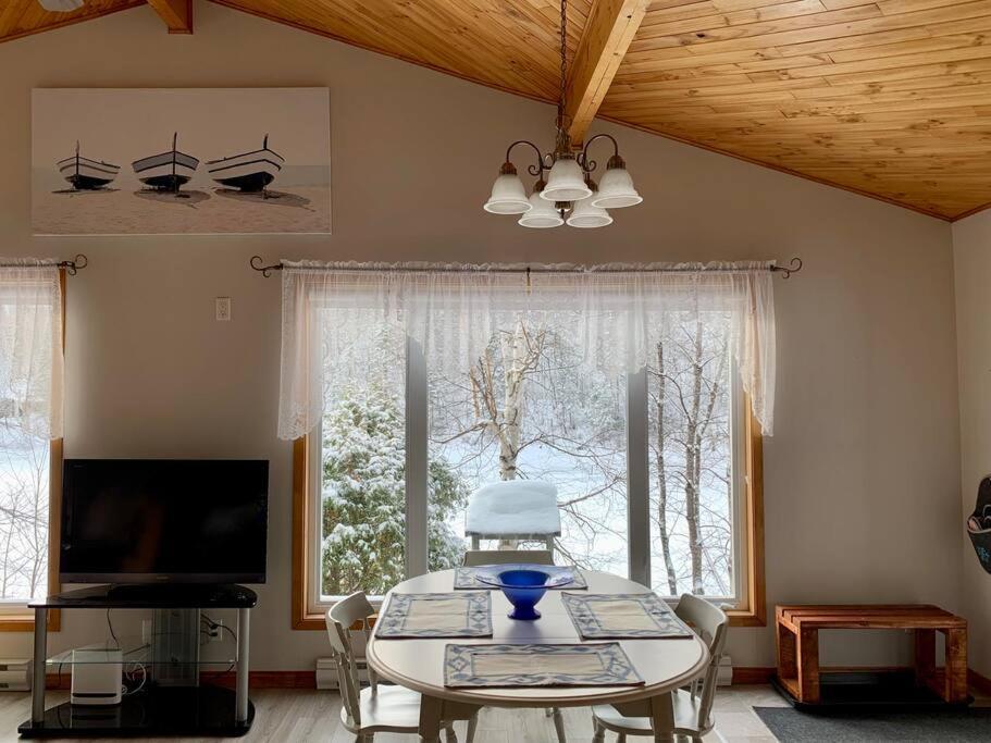 Le Chalet Bleu, Aux Pieds Des Monts-Valin Saint-David-de-Falardeau Exterior foto